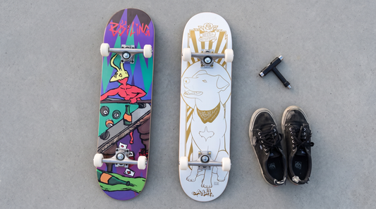 Dos skates completos vistos desde arriba sobre hormigón, junto a zapatillas de skate y una herramienta T, para elegir qué skate comprar