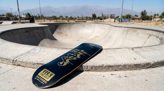 Tabla de skate CASH apoyada en el coping de un bowl de cemento en un skatepark de Santiago